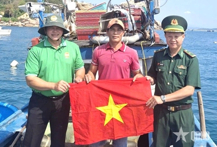 Dak Lak border guard presents 300 national flags to fishermen